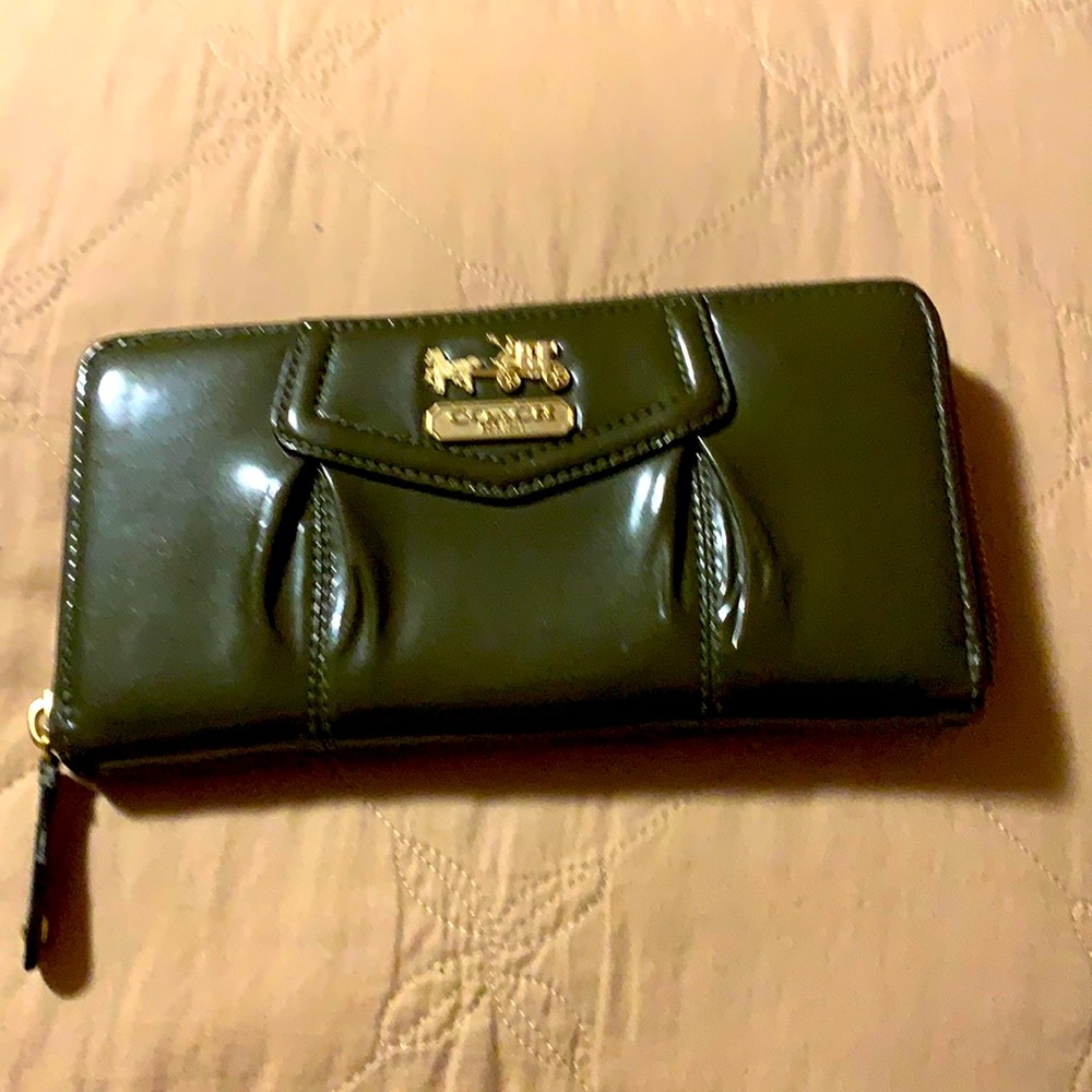 🪴EUC Patent Leather Zip Wallet🪴